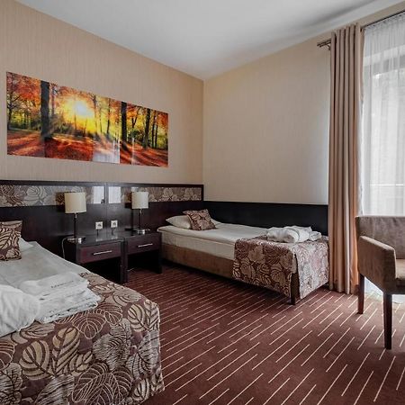 Hotel Uroczysko Cedzyna Экстерьер фото