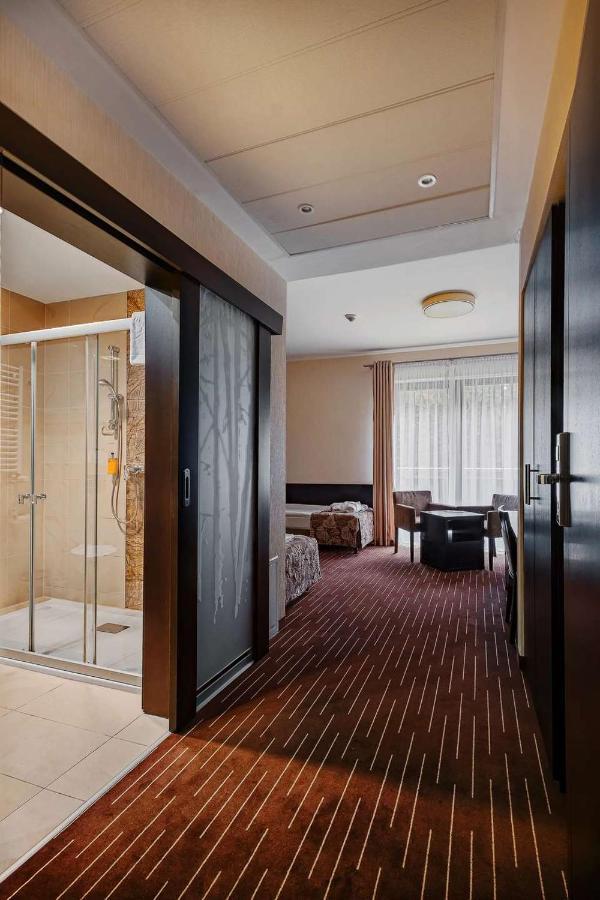 Hotel Uroczysko Cedzyna Экстерьер фото
