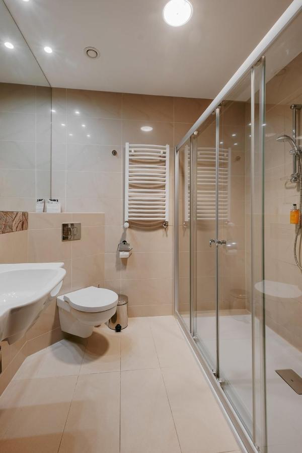 Hotel Uroczysko Cedzyna Экстерьер фото