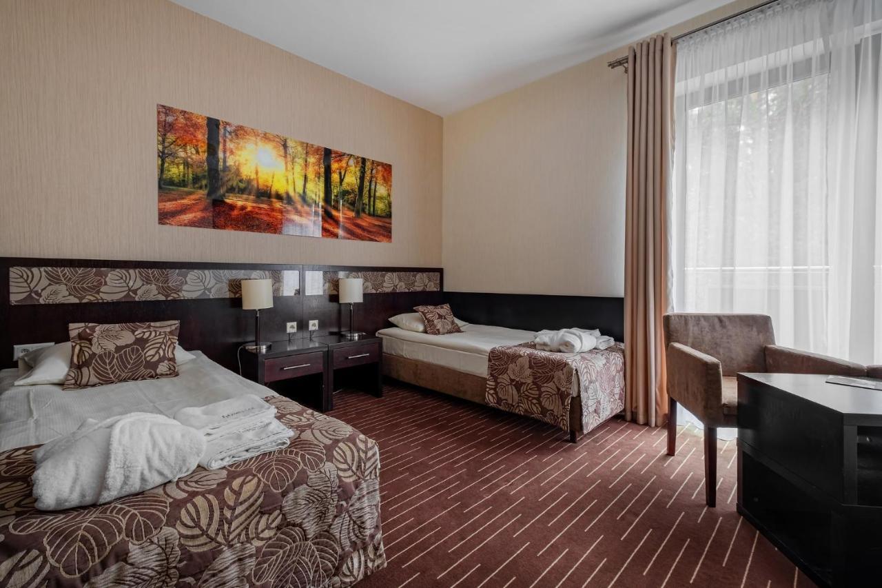 Hotel Uroczysko Cedzyna Экстерьер фото