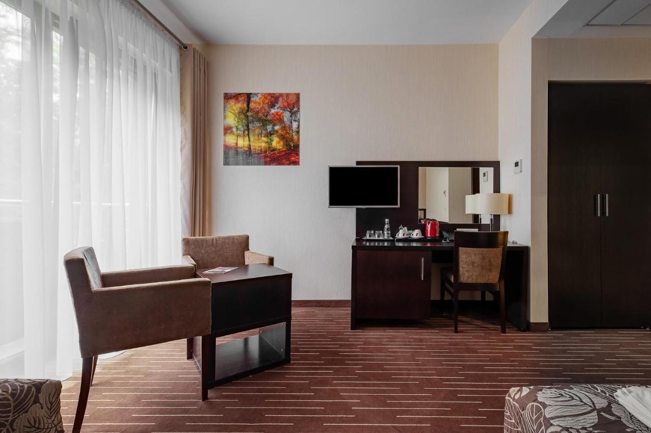 Hotel Uroczysko Cedzyna Экстерьер фото